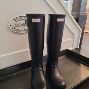Women's Size 8 Hunter boots with 3 pairs sock liners.  Black